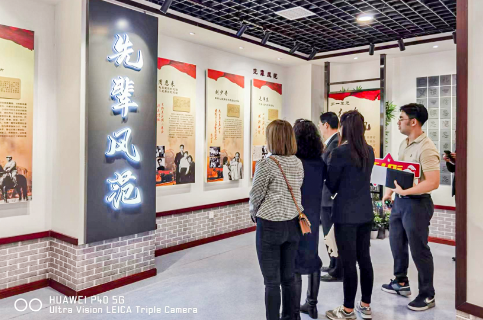 公司固定收益部黨支部、投行業(yè)務部黨支部、綜合事務部與金融（產業(yè)）基地保障黨支部開展聯合黨日活動