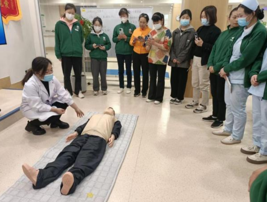 “救”在身邊！共筑服務(wù)安全——頤信養(yǎng)老舉辦急救技能培訓(xùn)